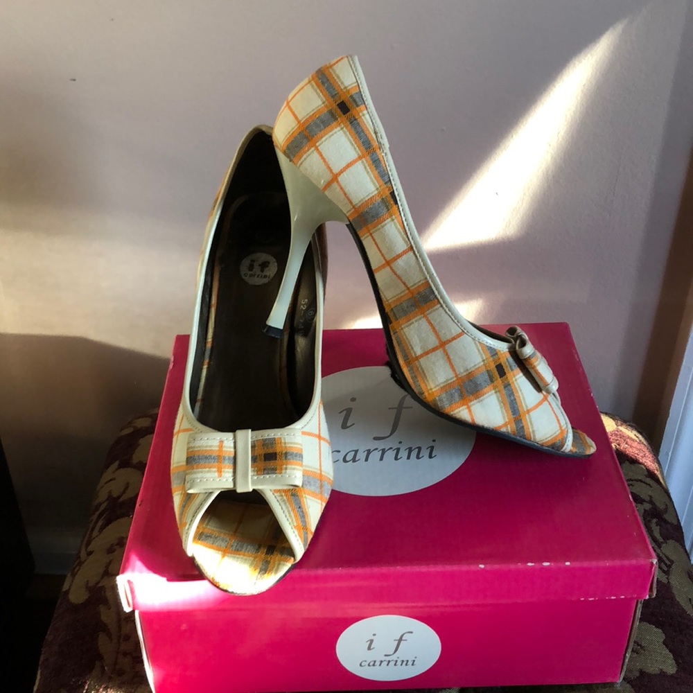 If Carrini fabric top front bow heel shoes sz 6.5